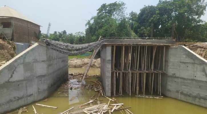 ঢালাইয়ের সময় ভেঙে পড়ল ব্রিজের পাটাতন